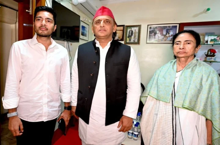 अखिलेश ममता बनर्जी मुलाकात