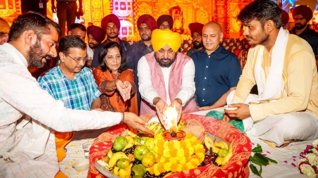 cm mann and kejriwal in mandir