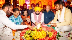 cm mann and kejriwal in mandir