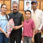 एवरेस्ट फतह करने वाली हिमाचली रुचि ठाकुर को मुख्यमंत्री सुक्खू ने दिया 1 लाख का इनाम