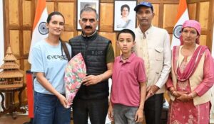 एवरेस्ट फतह करने वाली हिमाचली रुचि ठाकुर को मुख्यमंत्री सुक्खू ने दिया 1 लाख का इनाम