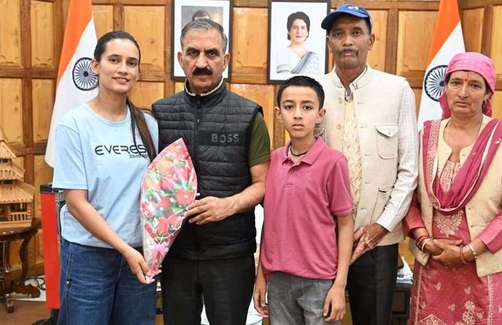 एवरेस्ट फतह करने वाली हिमाचली रुचि ठाकुर को मुख्यमंत्री सुक्खू ने दिया 1 लाख का इनाम