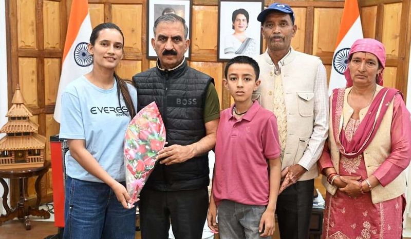 एवरेस्ट फतह करने वाली हिमाचली रुचि ठाकुर को मुख्यमंत्री सुक्खू ने दिया 1 लाख का इनाम