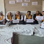 भूख हड़ताल पर बैठे वकील