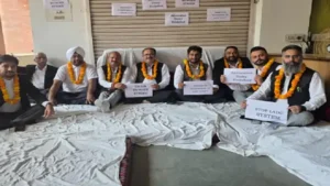 भूख हड़ताल पर बैठे वकील