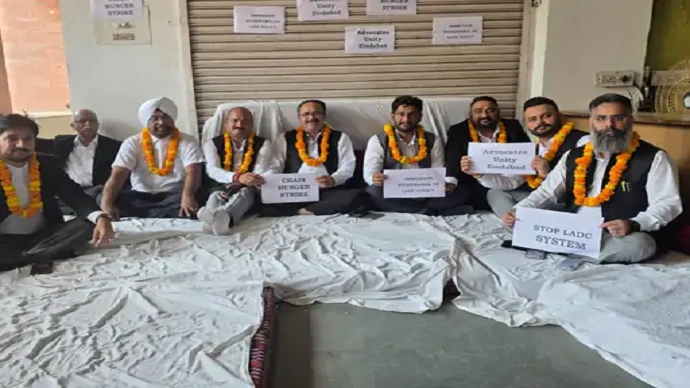 भूख हड़ताल पर बैठे वकील