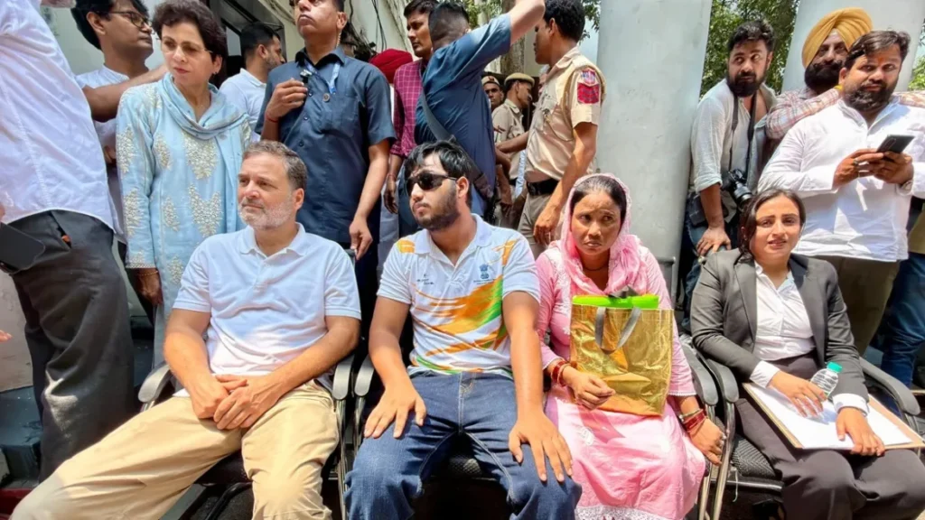 राहुल गांधी धरने पर बैठे