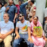 राहुल गांधी धरने पर बैठे