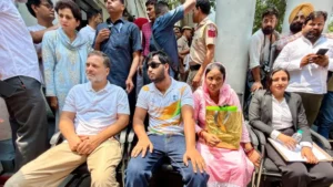 राहुल गांधी धरने पर बैठे