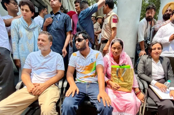 राहुल गांधी धरने पर बैठे